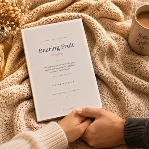 Peut inclure: Un livre à couverture souple intitulé Bearing Fruit Together avec une couverture gris clair, du texte bleu foncé et une rangée de petits points colorés. Le livre présente une citation de Galates 5:22-23 et un espace pour un nom.