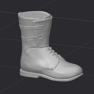 Könnte beinhalten: Ein hellgrauer Stiefel mit mittelhoher Wade. Der Stiefel hat ein Schnürdesign am unteren Teil und zwei Schnallenriemen am oberen Schaft. Die Sohle ist flach und der Stiefel scheint aus einem glatten Material zu bestehen.