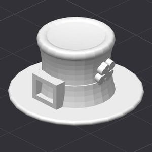 Op de afbeelding: Een wit, driedimensionaal model van een hoed met een klavertjevier-ontwerp. De hoed heeft een brede rand en een hoge, cilindrische kroon. Aan de zijkant van de hoed bevindt zich een rechthoekige uitsparing.