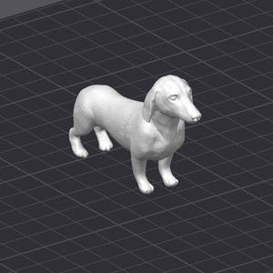 Puede incluir: Una figurita de cerámica blanca de un perro salchicha. El perro está de pie sobre sus cuatro patas con la cabeza ligeramente inclinada hacia un lado.