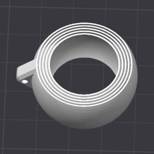 Könnte beinhalten: Ein 3D-gerendertes, graues, kugelförmiges Objekt mit einem Griff. Das Objekt hat eine kreisförmige Öffnung mit konzentrischen weißen Ringen. Der Griff hat eine kleine kreisförmige Vertiefung. Der Hintergrund ist ein dunkelgraues Gitter.