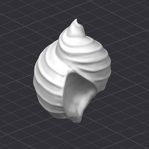 Puede incluir: Una concha de mar de cerámica blanca con un diseño en espiral. La concha es lisa y tiene un acabado brillante.