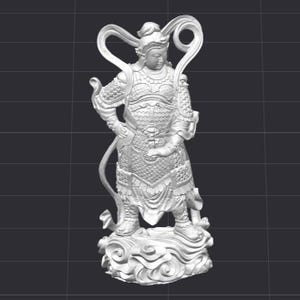 Pode incluir: Uma estátua branca detalhada de uma figura de guerreiro, em pé sobre uma base em forma de nuvem. O guerreiro está vestido com uma armadura ornamentada e tem detalhes capilares fluidos. A figura posa com uma mão na anca.