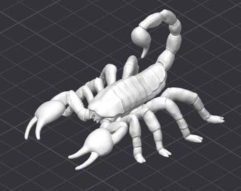 Puede incluir: Una figura de escorpión de plástico blanco con un cuerpo segmentado y ocho patas. El escorpión está en posición con la cola levantada y el aguijón apuntando hacia adelante.