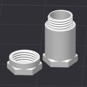 Puede incluir: Un racor de tubería roscado gris claro, renderizado en 3D, con una base hexagonal. El racor consta de un cuerpo cilíndrico con roscas externas y una tapa roscada separada. Las piezas están diseñadas para conectar y sellar.