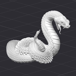 Può includere: Una scultura bianca dettagliata di un serpente in posizione arrotolata, con la testa sollevata e la bocca aperta, che rivela una lingua biforcuta. Le squame del serpente sono finemente strutturate, su uno sfondo scuro a griglia.