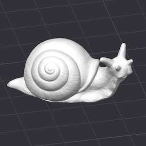 Op de afbeelding: Een wit keramiek slakkenbeeldje met een gedetailleerde schelp en een textuur.