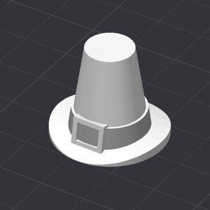 Op de afbeelding: Een 3D-geëngageerde, grijze pelgrimshoed. De hoed heeft een cilindrische kroon, een brede rand en een band met een vierkante gesp. De hoed is effen van kleur en staat op een donkergrijze rasterachtergrond.