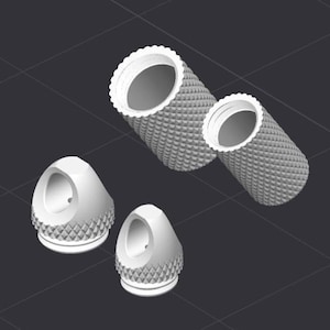 以下が含まれることがあります： 白くテクスチャ加工された円筒形と円錐形のオブジェクトのコレクション。円筒形はダイヤモンド模様とスカラップエッジがあります。円錐形はベースにダイヤモンド模様があり、上部に穴があります。オブジェクトは濃い灰色の表面に配置されています。