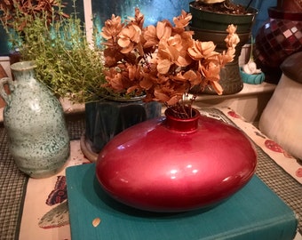 Vaso tozzo in vetro vintage con forma atomica di mirtillo rosso rosa intenso. Unico strano uovo ovale marrone opaco opaco