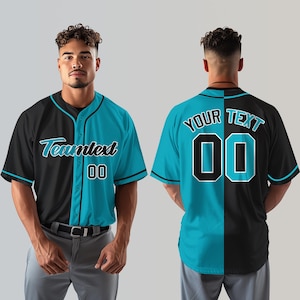 Puede incluir: Una camiseta de béisbol con un esquema de color negro y azul. La parte delantera de la camiseta tiene el texto "Teamtext 00" en blanco. La parte posterior de la camiseta tiene el texto "Your Text 00" en blanco.