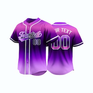 Könnte beinhalten: Lila und pinkfarbenes Baseballtrikot mit weißen Abschlüssen und dem Text "Teamtext 00" auf der Vorderseite und "Your Text 00" auf der Rückseite.