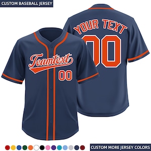 Op de afbeelding: Marineblauw honkbalshirt met oranje accenten. De voorkant toont "Teamtext" en het nummer "00". De achterkant toont "YOUR TEXT" en het nummer "00". Het shirt heeft korte mouwen en een knoopsluiting. De linkerbovenhoek leest "CUSTOM BASEBALL JERSEY".