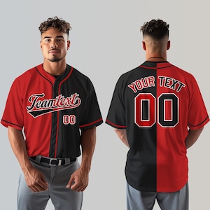 Puede incluir: Una camiseta de béisbol roja y negra con un diseño dividido. El lado izquierdo es rojo con el texto "Teamtext" en una fuente cursiva blanca. El lado derecho es negro con el número "00" en blanco. La parte posterior de la camiseta tiene el texto "YOUR TEXT" en blanco y el número "00" en rojo.