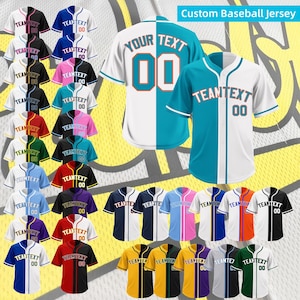 Pode incluir: Uma coleção de camisas de beisebol personalizadas com diferentes combinações de cores. As camisas são divididas ao meio com duas cores diferentes. As camisas têm o texto "TEAMTEXT" e o número "00" na frente. As camisas estão disponíveis em uma variedade de cores, incluindo preto, branco, vermelho, azul, verde, amarelo e laranja.