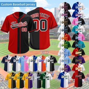 Può includere: Una collezione di maglie da baseball personalizzate con diverse combinazioni di colori. Le maglie sono divise a metà con due colori diversi. Le maglie hanno il testo "Teamtext" e "Your Text".