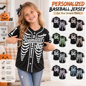 Könnte beinhalten: Ein schwarzes Baseballtrikot mit einer weißen Skelett-Brustkorbgrafik auf der Vorderseite, weißer Knopfleiste und weißem Text, der Teamtext mit der Nummer 00 liest. Das Trikot enthält ein Raster mit verschiedenen Farboptionen und Stilen.