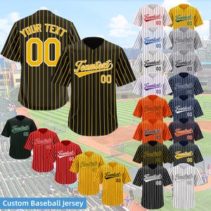Puede incluir: Una colección de camisetas de béisbol personalizables con rayas negras y amarillas. Las camisetas están disponibles en una variedad de colores, incluyendo rojo, azul, verde, blanco y naranja. Todas las camisetas están personalizadas con el texto "Teamtext" y el número "00".