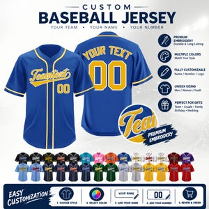 Può includere: Una maglia da baseball personalizzata blu con finiture gialle, con la scritta "YOUR TEXT" e il numero "00" sul retro. La parte anteriore mostra "Teamtext" e "00". Un inserto circolare mostra un primo piano del ricamo giallo su tessuto blu.