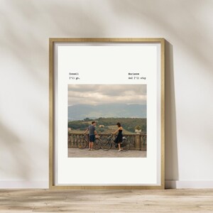 Puede incluir: Una impresión tipográfica en blanco y negro con el texto "Connell I'll go. Marianne And I'll stay." La impresión presenta una foto de una pareja de pie en un puente de piedra con bicicletas. El fondo es una vista panorámica de una cordillera.