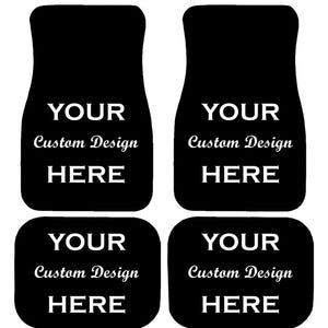 Pu&ograve; includere: Set di quattro tappetini neri per auto. I tappetini presentano un'area per design personalizzati con il testo bianco "YOUR Custom Design HERE". Due tappetini sono rettangolari, due sagomati per l'auto.