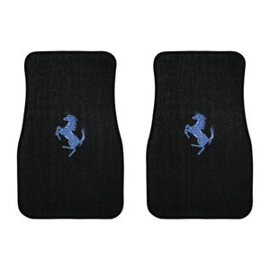Pu&ograve; includere: Due tappetini neri per auto con un logo blu di un cavallo rampante. I tappetini sono rettangolari con la parte superiore curva e presentano una superficie strutturata. Il logo &egrave; centrato su ogni tappetino.
