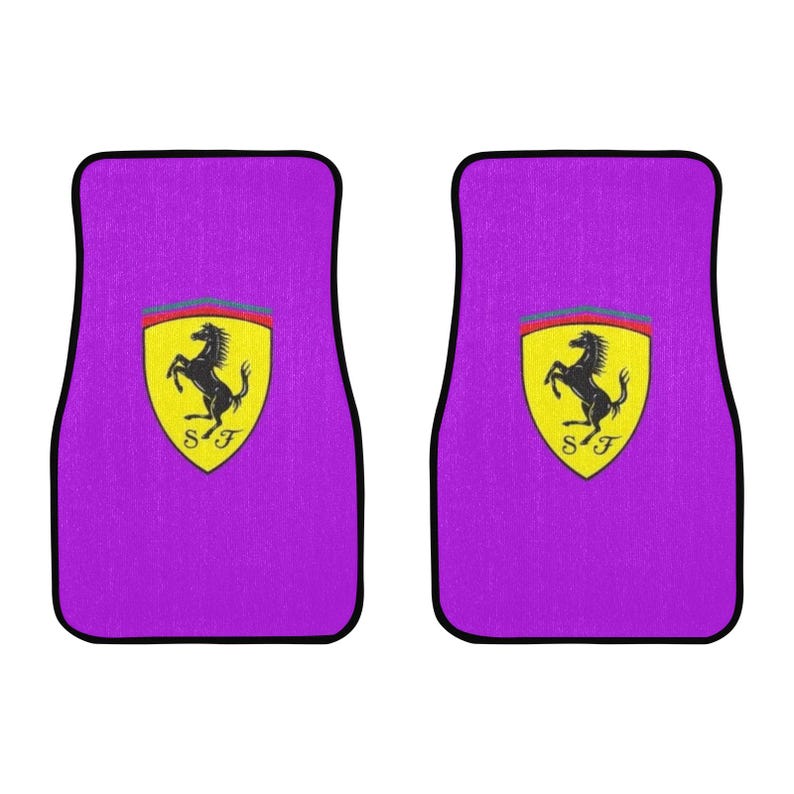 Pu&ograve; includere: Due tappetini viola per auto con bordi neri. Ogni tappetino presenta il logo Ferrari: un cavallo nero rampante su uno scudo giallo con le lettere "SF" sottostanti. Progettati per l'uso automobilistico.