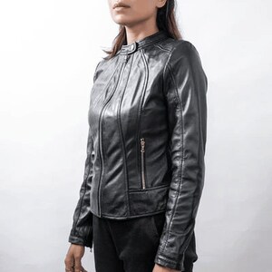 Peut inclure: Une veste en cuir noir avec une fermeture &eacute;clair et un col montant. La veste est cintr&eacute;e et est faite de cuir souple et doux.