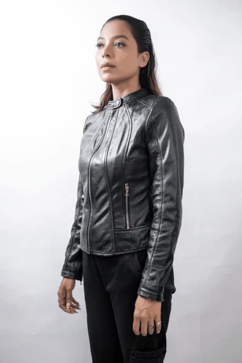 Peut inclure: Une veste en cuir noir avec une fermeture &eacute;clair et un col montant. La veste est cintr&eacute;e et est faite de cuir souple et doux.