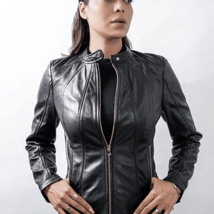 Peut inclure: Une veste en cuir noir avec une fermeture &eacute;clair et un col montant. La veste a une silhouette ajust&eacute;e et est con&ccedil;ue avec plusieurs coutures pour un look &eacute;l&eacute;gant.