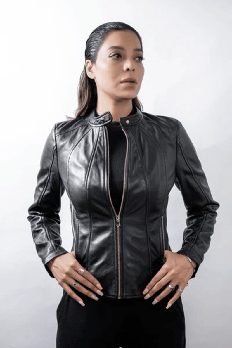 Peut inclure: Une veste en cuir noir avec une fermeture &eacute;clair et un col montant. La veste a une silhouette ajust&eacute;e et est con&ccedil;ue avec plusieurs coutures pour un look &eacute;l&eacute;gant.