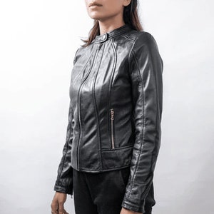 Peut inclure: Une veste en cuir noir avec une fermeture &eacute;clair et un col montant. La veste est cintr&eacute;e et est faite de cuir souple et doux.