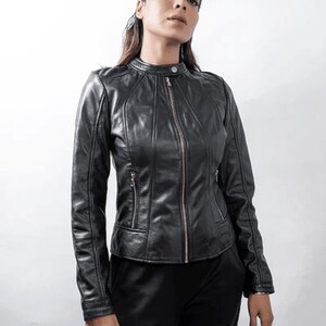 Peut inclure: Une veste en cuir noire avec une fermeture &eacute;clair et un col montant. La veste a une silhouette ajust&eacute;e et pr&eacute;sente de multiples coutures et d&eacute;tails de couture.