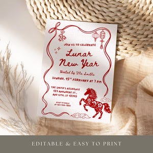 Puede incluir: Una tarjeta de invitaci&oacute;n blanca con texto e ilustraciones en rojo para el A&ntilde;o Nuevo Lunar. La tarjeta presenta un borde decorativo, linternas y una ilustraci&oacute;n de un caballo. El texto dice "&Uacute;nase a nosotros para celebrar el A&ntilde;o Nuevo Lunar".