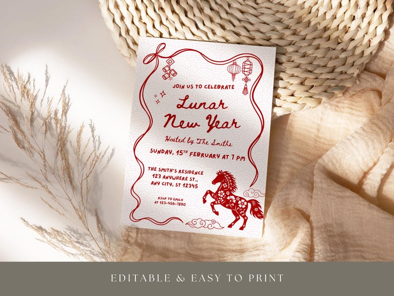 Puede incluir: Una tarjeta de invitaci&oacute;n blanca con texto e ilustraciones en rojo para el A&ntilde;o Nuevo Lunar. La tarjeta presenta un borde decorativo, linternas y una ilustraci&oacute;n de un caballo. El texto dice "&Uacute;nase a nosotros para celebrar el A&ntilde;o Nuevo Lunar".