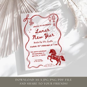 Puede incluir: Una invitaci&oacute;n blanca para el A&ntilde;o Nuevo Lunar, con elementos decorativos rojos. La invitaci&oacute;n incluye el texto "Lunar New Year" y detalles del evento, incluyendo la fecha, hora y lugar. Tambi&eacute;n se presenta una ilustraci&oacute;n de un caballo rojo.