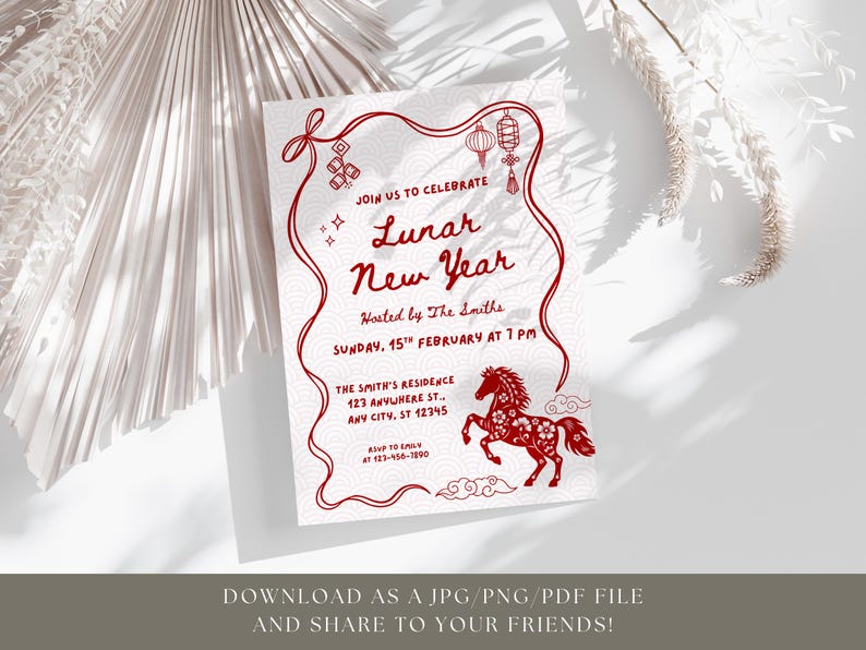 Puede incluir: Una invitaci&oacute;n blanca para el A&ntilde;o Nuevo Lunar, con elementos decorativos rojos. La invitaci&oacute;n incluye el texto "Lunar New Year" y detalles del evento, incluyendo la fecha, hora y lugar. Tambi&eacute;n se presenta una ilustraci&oacute;n de un caballo rojo.