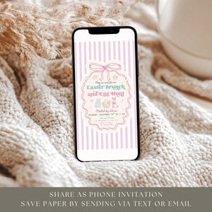Puede incluir: Un smartphone muestra una invitaci&oacute;n para un brunch de Pascua y una b&uacute;squeda de huevos. La invitaci&oacute;n presenta un fondo a rayas rosas y blancas, un borde decorativo, gr&aacute;ficos en colores pastel y detalles del evento. El tel&eacute;fono est&aacute; sobre una superficie texturizada blanquecina.
