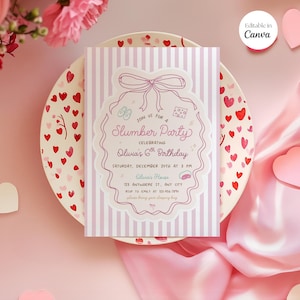 Op de afbeelding: Een roze en witte uitnodiging voor een logeerpartij, met tekst en decoratieve elementen. De uitnodiging ligt op een bord met hartjes, omringd door roze hartjes en bloemen. De tekst luidt "Slumber Party" en "Olivia's 6th Birthday".