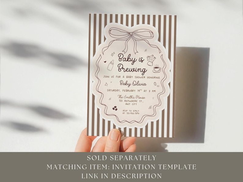 K&ouml;nnte beinhalten: Eine Babyparty-Einladung mit dem Text "Baby is Brewing" in einem dekorativen Rahmen. Die Einladung enth&auml;lt Details f&uuml;r die Veranstaltung, wie Datum, Uhrzeit und Ort. Das Design zeigt eine Schleife, eine Kaffeekanne und andere Baby-bezogene Illustrationen.