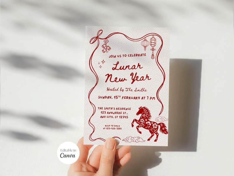 Puede incluir: Una invitaci&oacute;n del A&ntilde;o Nuevo Lunar con elementos decorativos y texto en rojo. La invitaci&oacute;n incluye el texto "Join us to celebrate Lunar New Year" y presenta una ilustraci&oacute;n de un caballo rojo. La invitaci&oacute;n es sostenida por una persona.