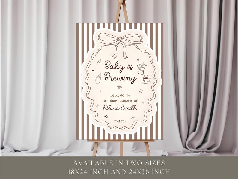 K&ouml;nnte beinhalten: Ein Babyparty-Schild auf einer Staffelei. Das Schild hat einen hellbraunen Hintergrund mit vertikalen Streifen. Ein cremefarbenes Oval in der Mitte zeigt den Text "Baby is Brewing" und "Welcome to the baby shower of Olivia Smith". Dekorative Elemente sind eine Schleife, eine Kaffeekanne und eine Babyflasche.