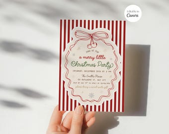 Puede incluir: Invitación a una fiesta de Navidad con un fondo a rayas rojas y blancas. La invitación presenta un borde decorativo con el texto "a merry little Christmas Party". La invitación incluye la fecha, la hora y el lugar.