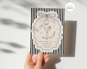 Puede incluir: Una tarjeta de invitación de Año Nuevo en blanco y negro con un borde decorativo y un lazo. La tarjeta presenta el texto "Let's Toast for the New Year" y los detalles del evento. La invitación es sostenida por una persona.