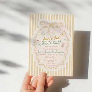 Può includere: Un biglietto d'invito rettangolare con bordo smerlato, con il testo "Sun's Out, Fun's Out!" in un carattere giocoso. Il biglietto ha uno sfondo a righe color crema e bianco, con illustrazioni decorative di un sole, un cigno e un cocktail.