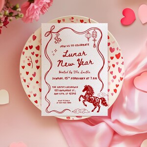 Puede incluir: Una tarjeta de invitaci&oacute;n del A&ntilde;o Nuevo Lunar con texto e ilustraciones en rojo, incluyendo un caballo, linternas y bordes decorativos. La tarjeta est&aacute; sobre un plato con patrones de corazones, rodeada de corazones y flores rosas.