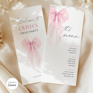 Op de afbeelding: Twee witte kaarten met roze aquarel strikken. Eén kaart leest "Welcome to OLIVIA'S GRAD PARTY" en "05.25.202X". De andere kaart zegt "the menu" met een lijst met voedsel. De woorden "Editable in Canva" staan onderaan.