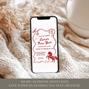 Puede incluir: Un smartphone muestra una invitaci&oacute;n roja y blanca para el A&ntilde;o Nuevo Lunar. El dise&ntilde;o incluye una ilustraci&oacute;n de un caballo, linternas y el texto "Lunar New Year". El tel&eacute;fono descansa sobre una superficie texturizada blanquecina, con una taza blanca en el fondo.