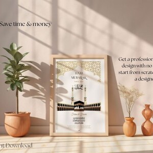 Puede incluir: Una impresi&oacute;n enmarcada con un borde beige, patrones geom&eacute;tricos dorados y caligraf&iacute;a &aacute;rabe. La impresi&oacute;n incluye el texto "HAJJ MUBARAK" y "Instant Download". Una planta en maceta y jarrones decorativos est&aacute;n en primer plano.
