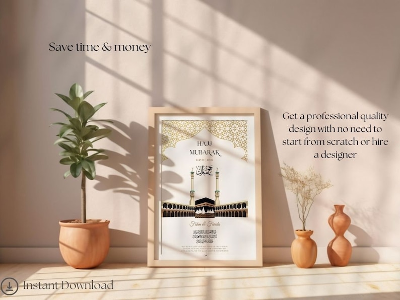 Puede incluir: Una impresi&oacute;n enmarcada con un borde beige, patrones geom&eacute;tricos dorados y caligraf&iacute;a &aacute;rabe. La impresi&oacute;n incluye el texto "HAJJ MUBARAK" y "Instant Download". Una planta en maceta y jarrones decorativos est&aacute;n en primer plano.
